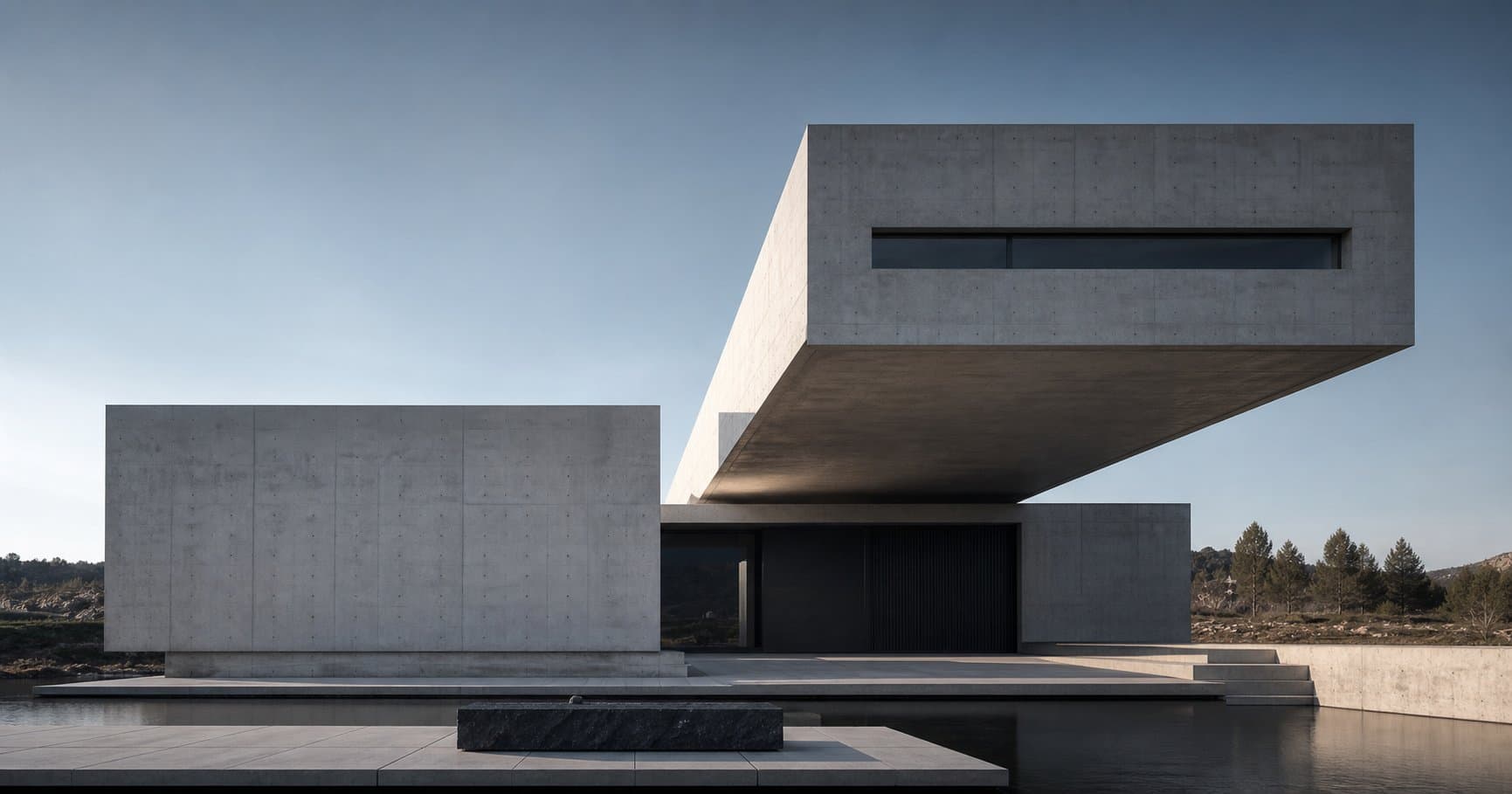 Residência contemporânea de concreto com volume monumental em balanço, espelho d'água e geometria rigorosa.